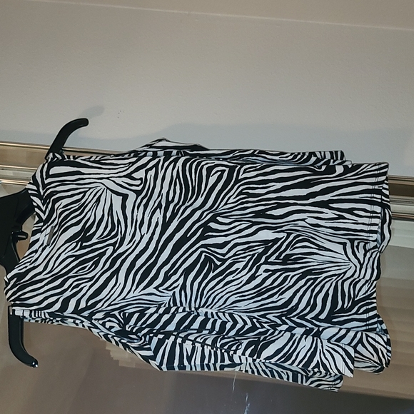 Michael Kors white and blalck cold shoulder top size sx - Picture 5 of 9